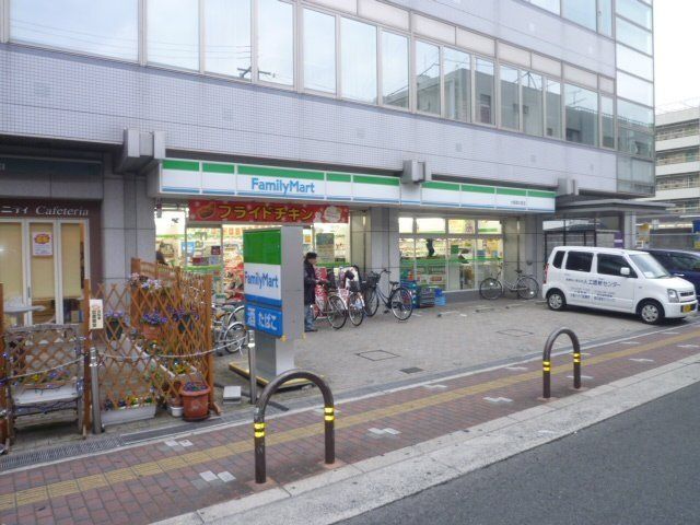 コンビニ　ファミリーマート大阪商大西店（コンビニ）まで136m