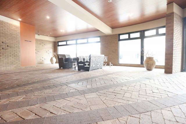 エントランス　毎日通る場所だからこそ、洗練された空間に