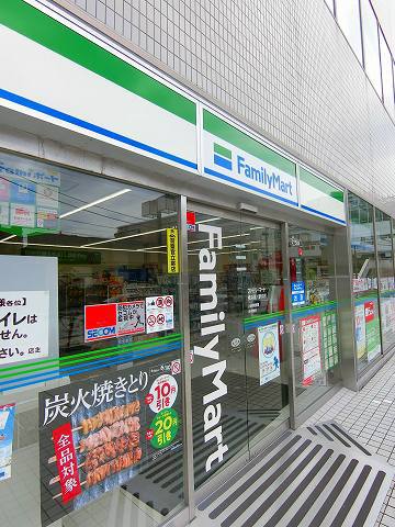 コンビニ　ファミリーマート（コンビニ）まで858m