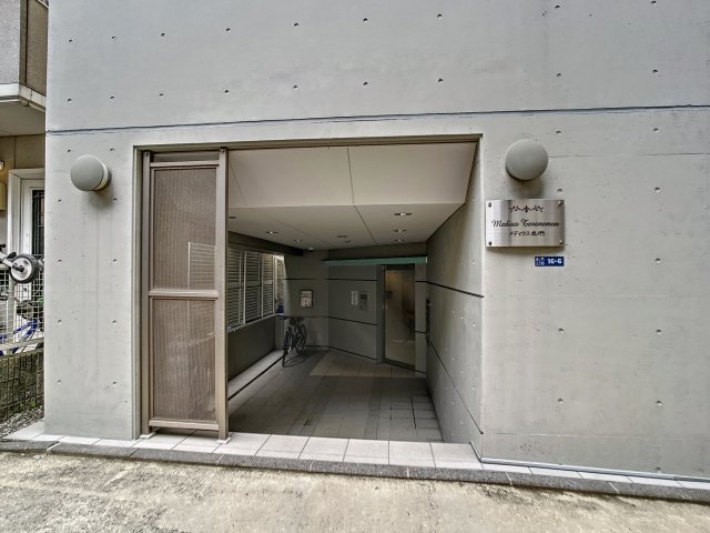 エントランス　落ち着いたエントランスです