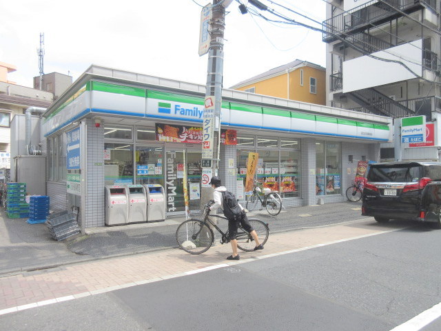 コンビニ　ファミリーマート足立五反野駅前店（コンビニ）まで574m
