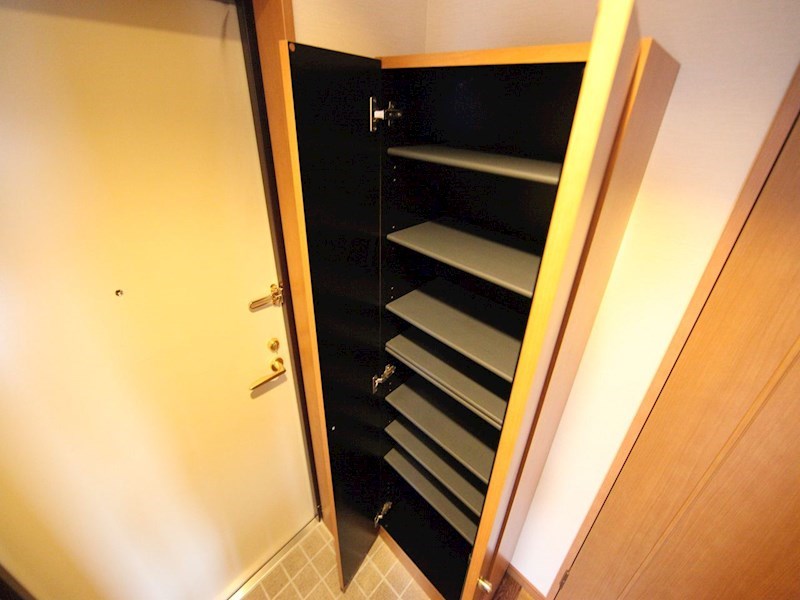 玄関　玄関　シューズボックス付（収納充実してます）