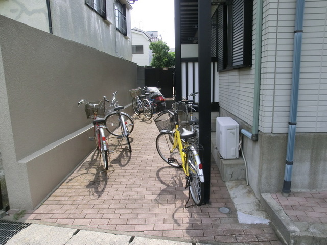 その他共有部分　敷地内自転車置き場有り。