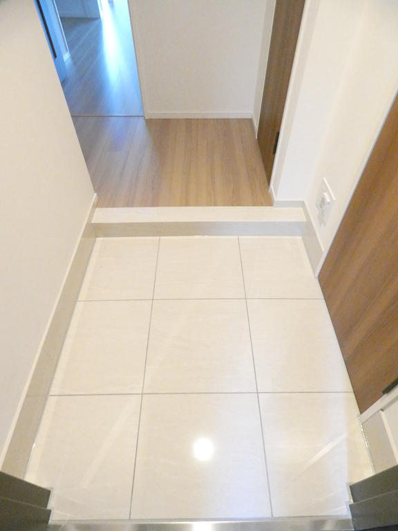 玄関　※別部屋の参考写真です。