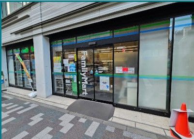 コンビニ　ファミリーマート 文京湯島春日通り店（コンビニ）まで27m