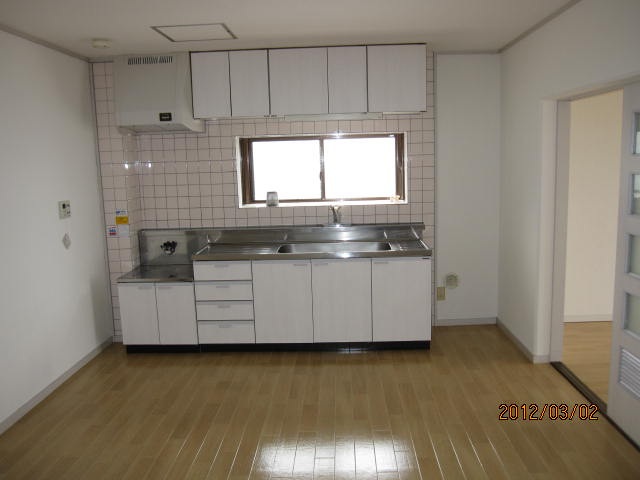 キッチン　角部屋で日当たり良いです