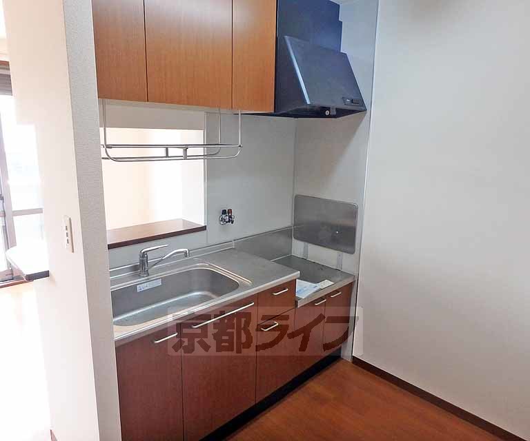 キッチン　壁に向かわず炊事ができます