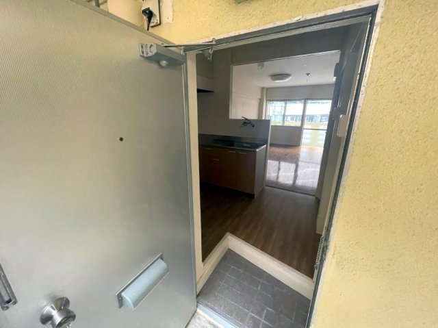 玄関　※写真と現状が異なる場合がございます