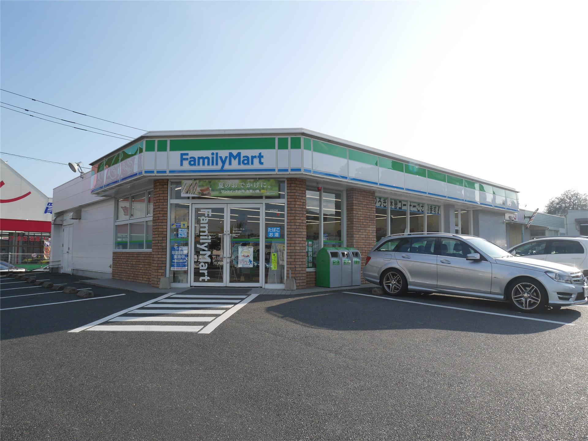 コンビニ　ファミリーマート（コンビニ）まで900m