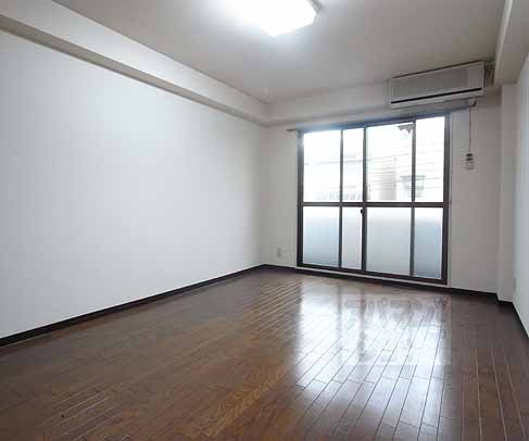 居室・リビング　広々とした部屋です。