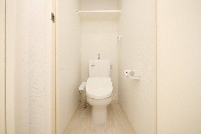 トイレ　落ち着いた色調のトイレです