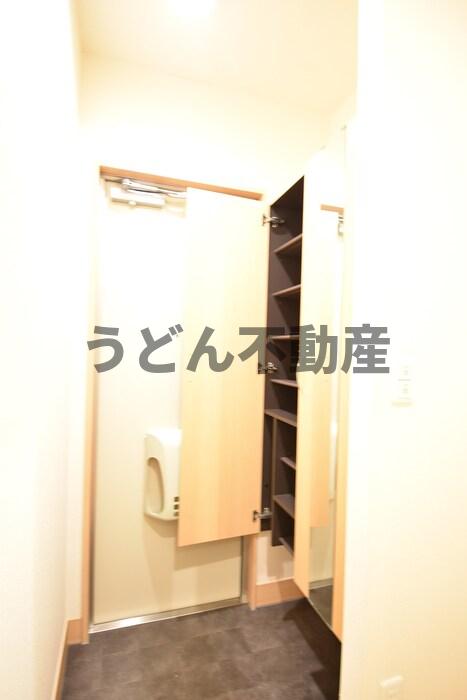 玄関　うどん県のお部屋探しはうどん不動産へ うどんちゃんとLINE