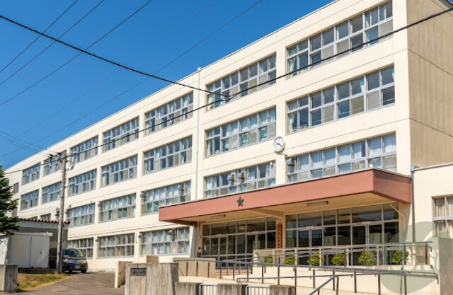 中学校　札幌市立琴似中学校（中学校）まで1401m