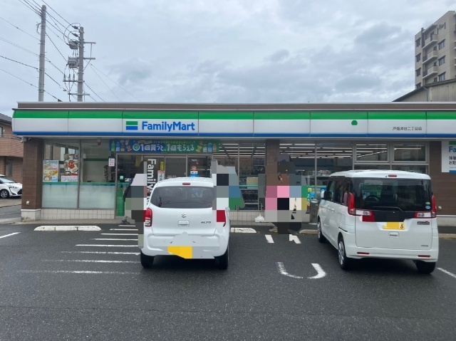 コンビニ　ファミリーマート戸畑沖台二丁目店（コンビニ）まで76m