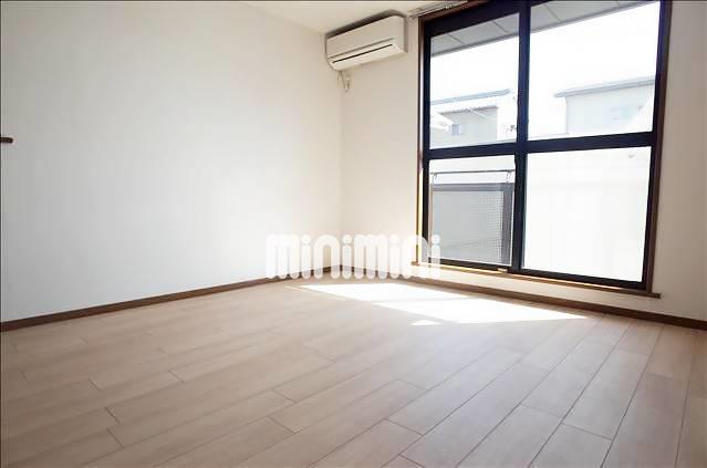 居室・リビング　８．５帖洋間です。南向きで明るいお部屋です。
