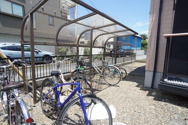 その他共有部分　共用部には屋根付き駐輪場あり♪