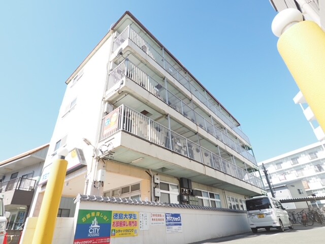 建物外観　蔵本公園目の前