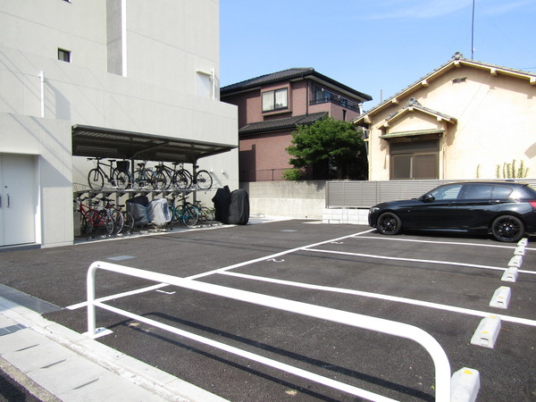 駐車場　駐輪場屋根付