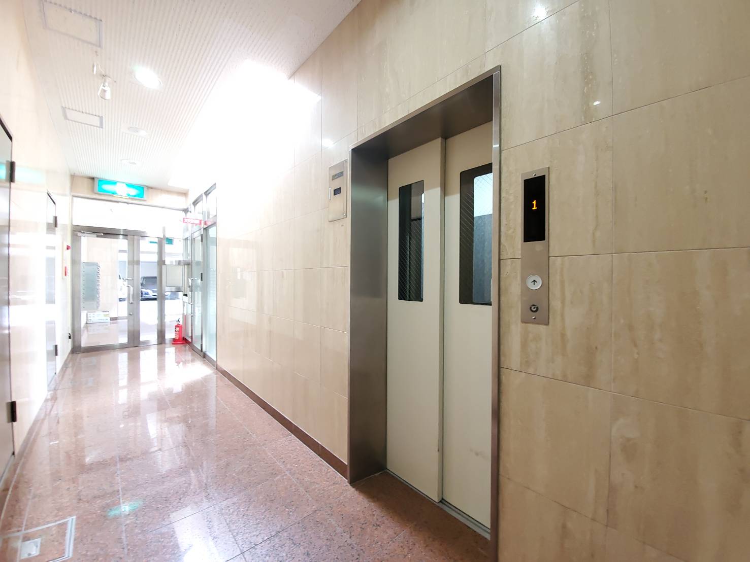 建物外観　※エレベーター完備