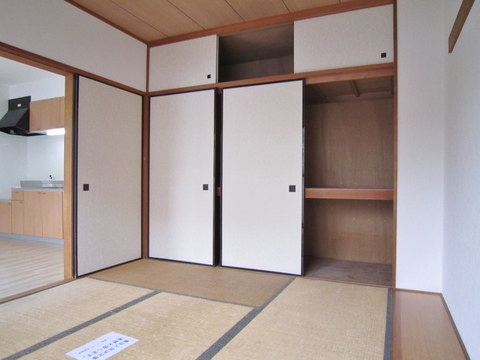 その他部屋・スペース　南東向き和室6帖☆天袋付き押入れがあります♪寝具をすっきり収