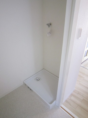 その他設備　洗面所にある室内洗濯機置き場です♪防水パンがあるので万が一の