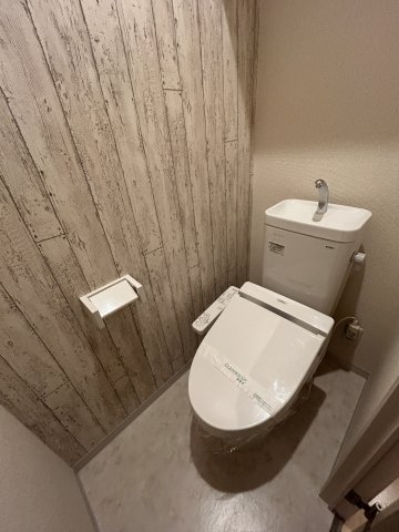 トイレ　落ち着いた色調のトイレです