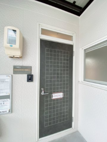 玄関　別号室の写真となります