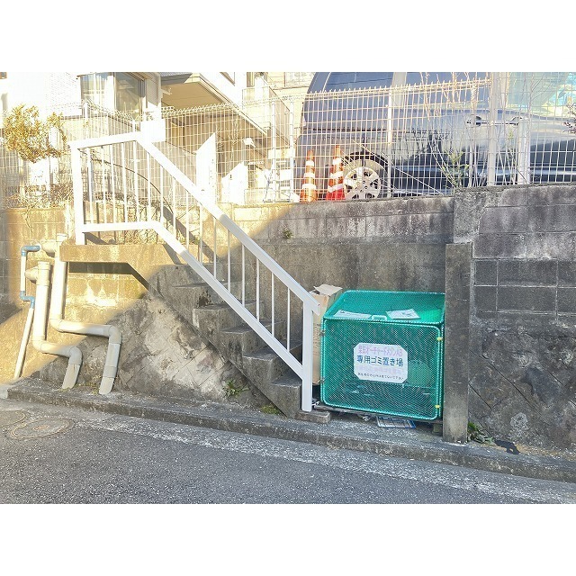 その他共有部分　敷地脇にゴミ捨場があります！