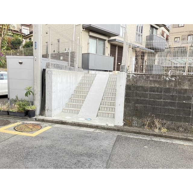 エントランス　物件入口は階段となっております。