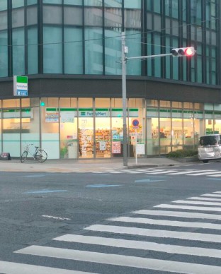 コンビニ　ファミリーマート小伝馬町鞍掛橋店（コンビニ）まで118m