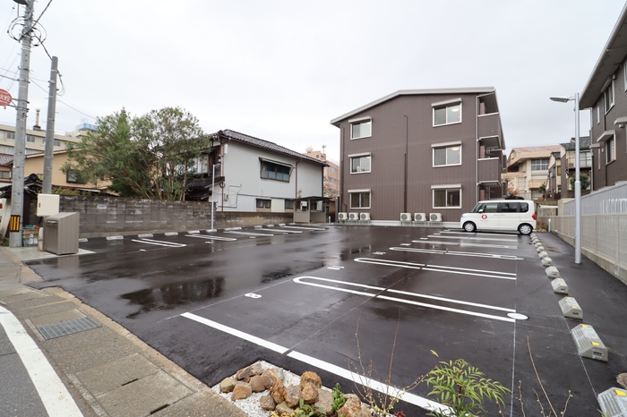 駐車場　ダブルラインのため駐車しやすいです。