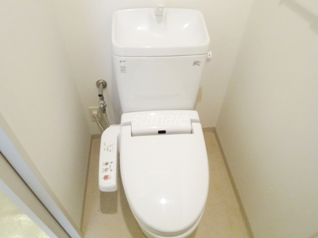 トイレ　嬉しい温水洗浄便座付です☆