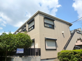 建物外観　敷地内に駐車場・バイク置場あり