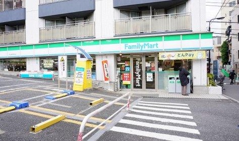 コンビニ　ファミリーマート牛込柳町駅前店（コンビニ）まで406m