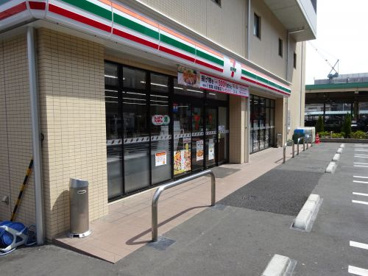 コンビニ　セブンイレブン初台店（コンビニ）まで332m