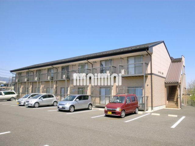 建物外観　田園に囲まれたレンガ風の落ち着いた建物。