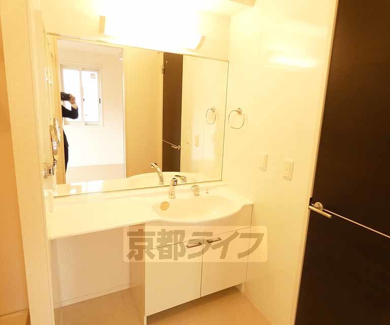 洗面設備　大きめの洗面台です。