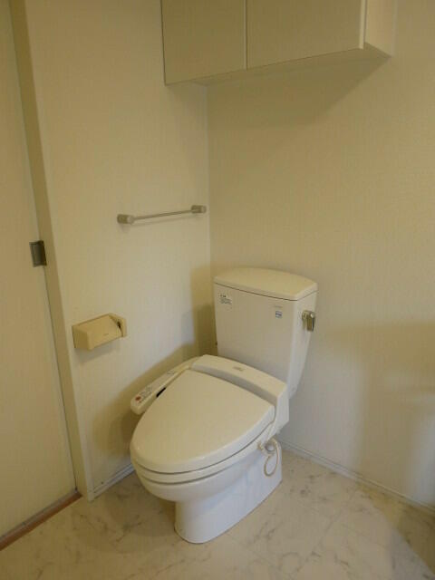 トイレ　落ち着いた色調のトイレです