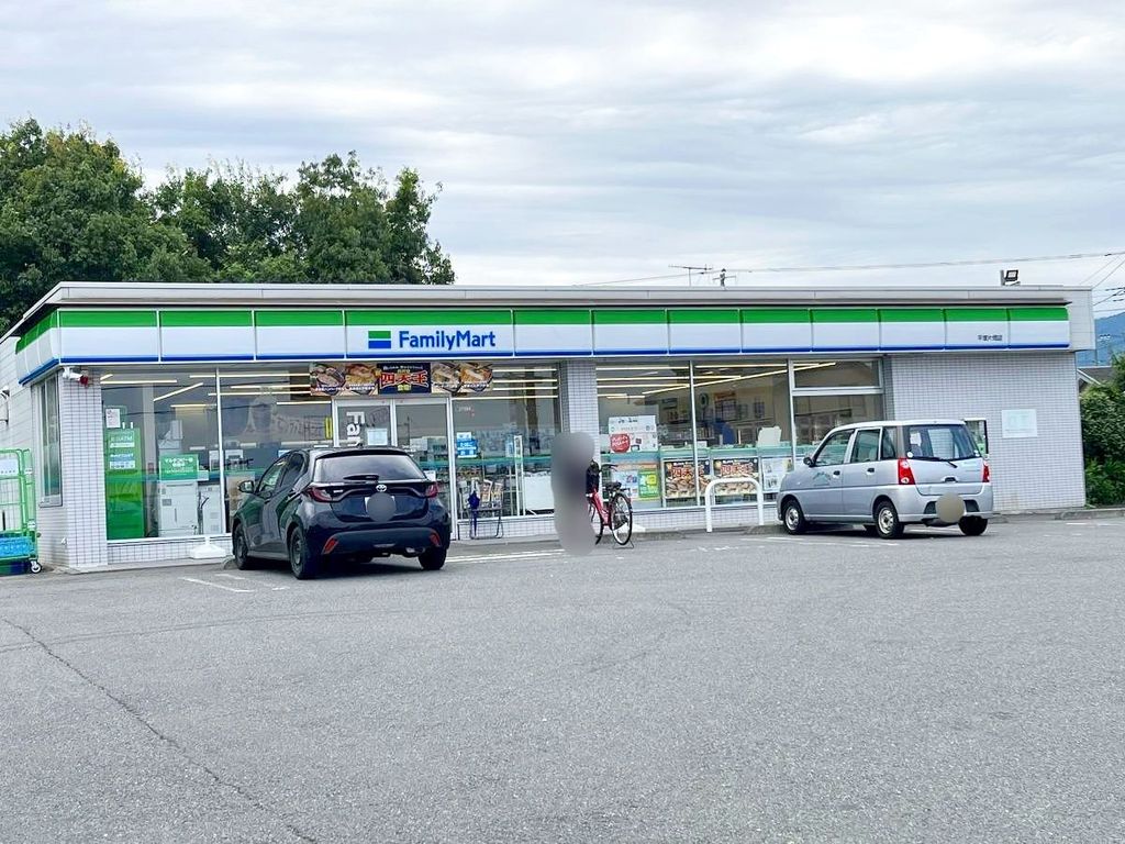 コンビニ　ファミリーマート平塚片岡店（コンビニ）まで100m