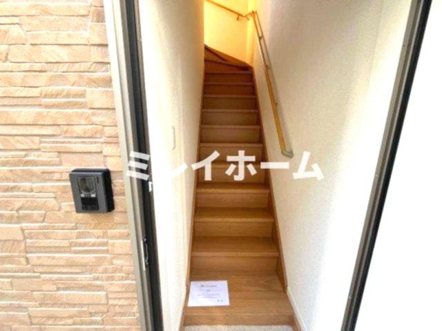 玄関　同建物内、別のお部屋の参考写真になります。