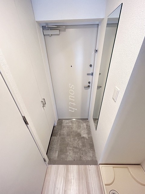 玄関　部屋・階数により室内カラーが異なります