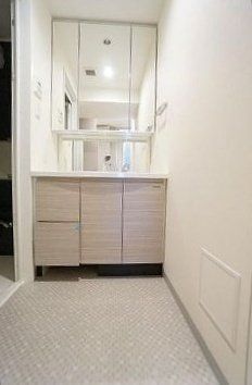 洗面設備　写真は同マンション別号室のものとなります。