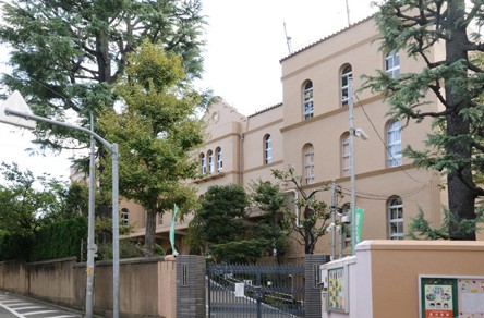 小学校　新宿区立早稲田小学校（小学校）まで584m