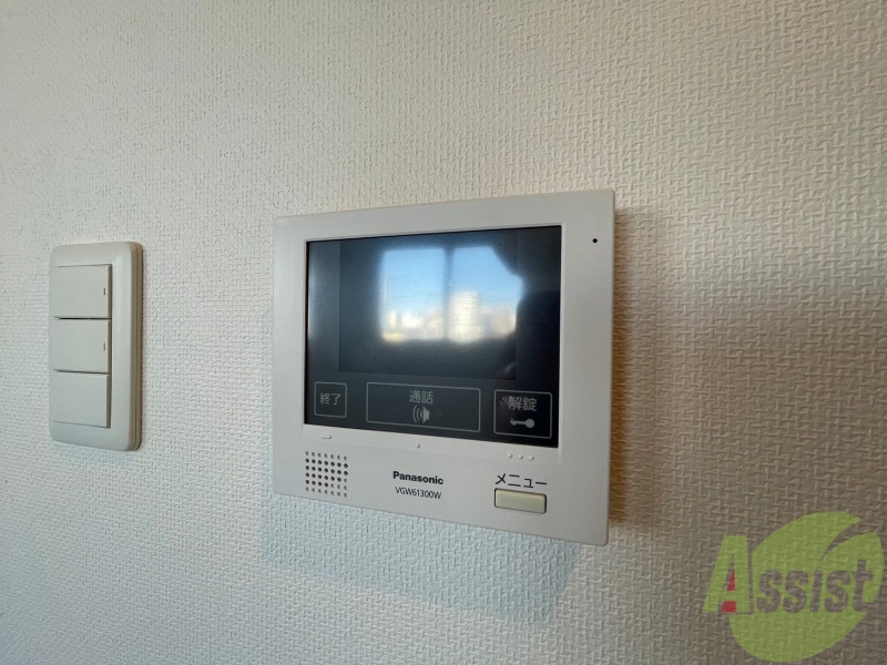 バルコニー　ＴＶモニター付インターホンです。来客者の顔が見えるので安心！