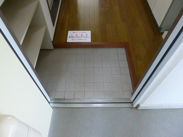 玄関　※写真は　205号室