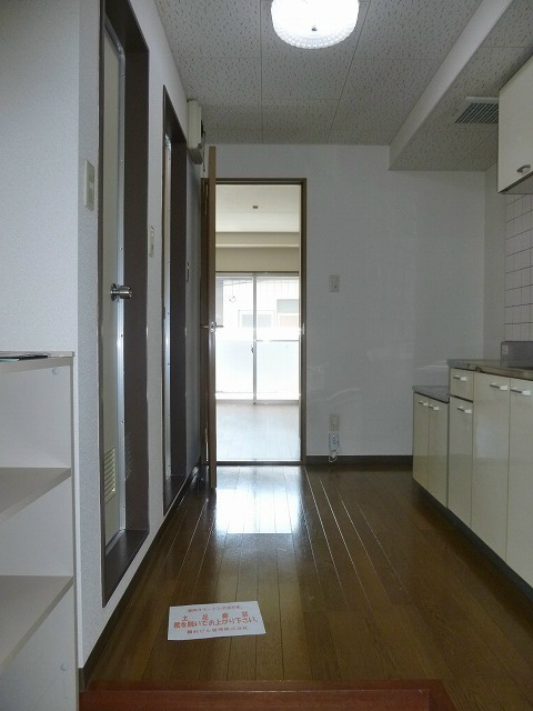 玄関　※写真は　205号室