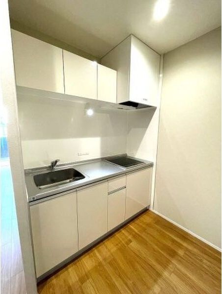 キッチン　302号室の写真となります。（※反転間取り）