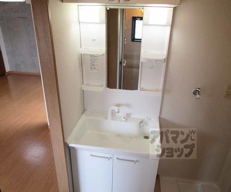 洗面設備　３０３号室の写真です。