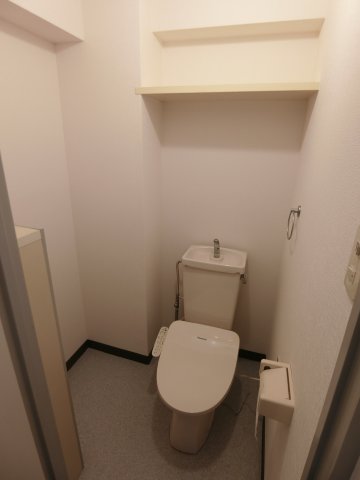 トイレ　他のお部屋の参考写真となります。