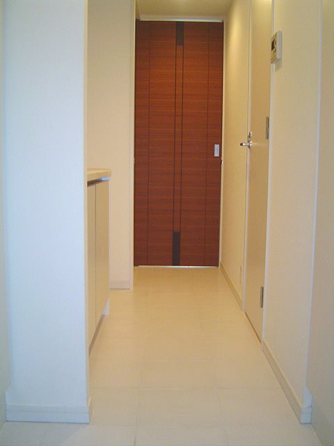 玄関　室内写真は別号室の参考写真です